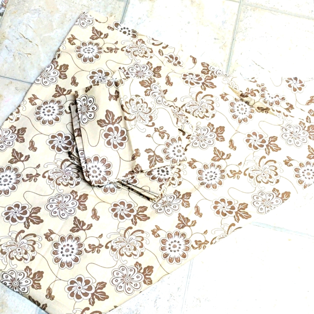 Jabara Tablecloth and 8 napkins.